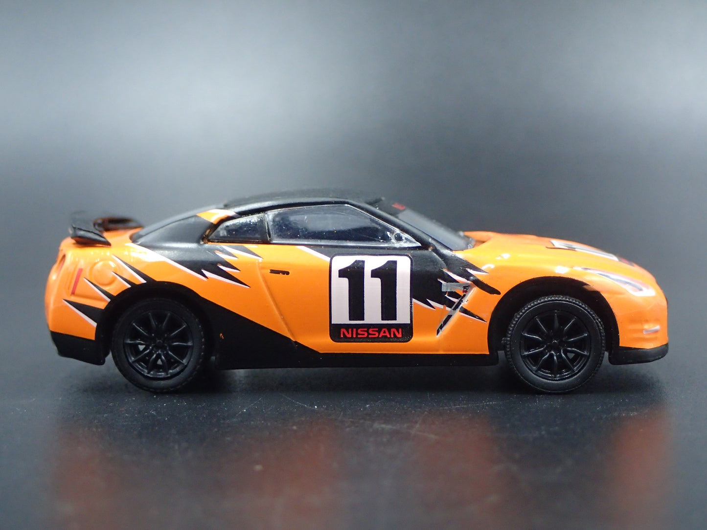 2007-2025 NISSAN GTR R35 SKYLINE ORANGE 1:64 SCALE DIORAMA DIECAST MODEL CAR