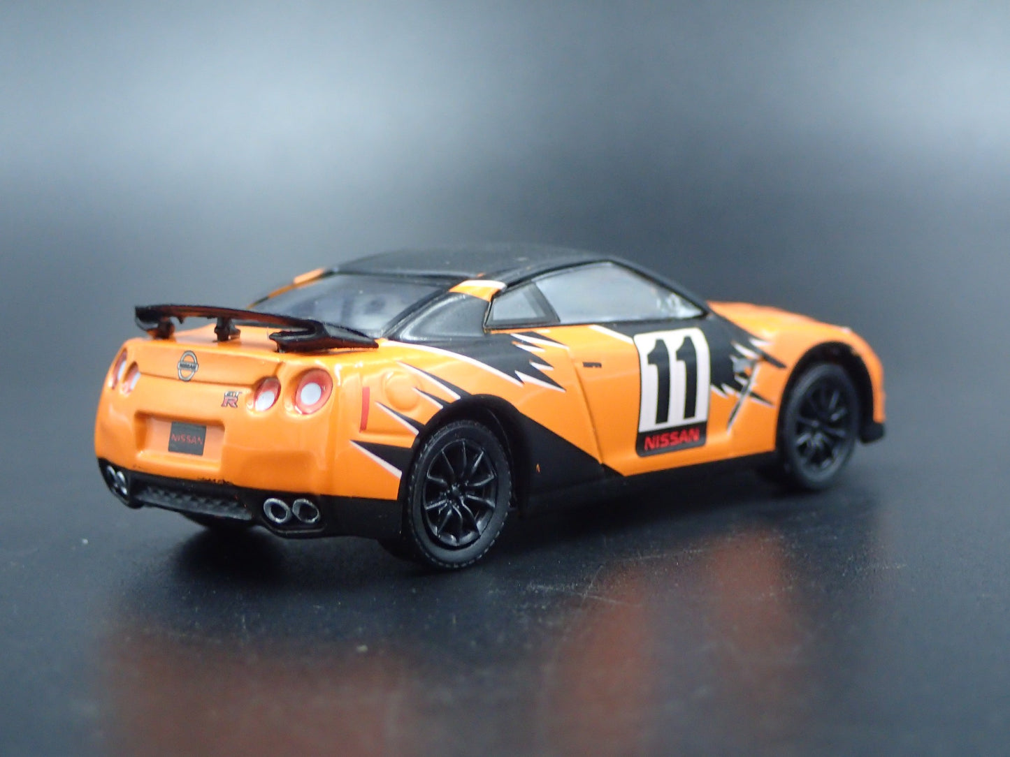 2007-2025 NISSAN GTR R35 SKYLINE ORANGE 1:64 SCALE DIORAMA DIECAST MODEL CAR