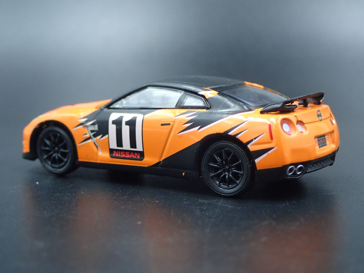 2007-2025 NISSAN GTR R35 SKYLINE ORANGE 1:64 SCALE DIORAMA DIECAST MODEL CAR