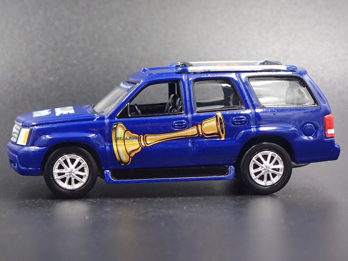 2002-2006 CADILLAC CADDY ESCALADE CLUE GAME 1:64 SCALE DIORAMA DIECAST MODEL CAR