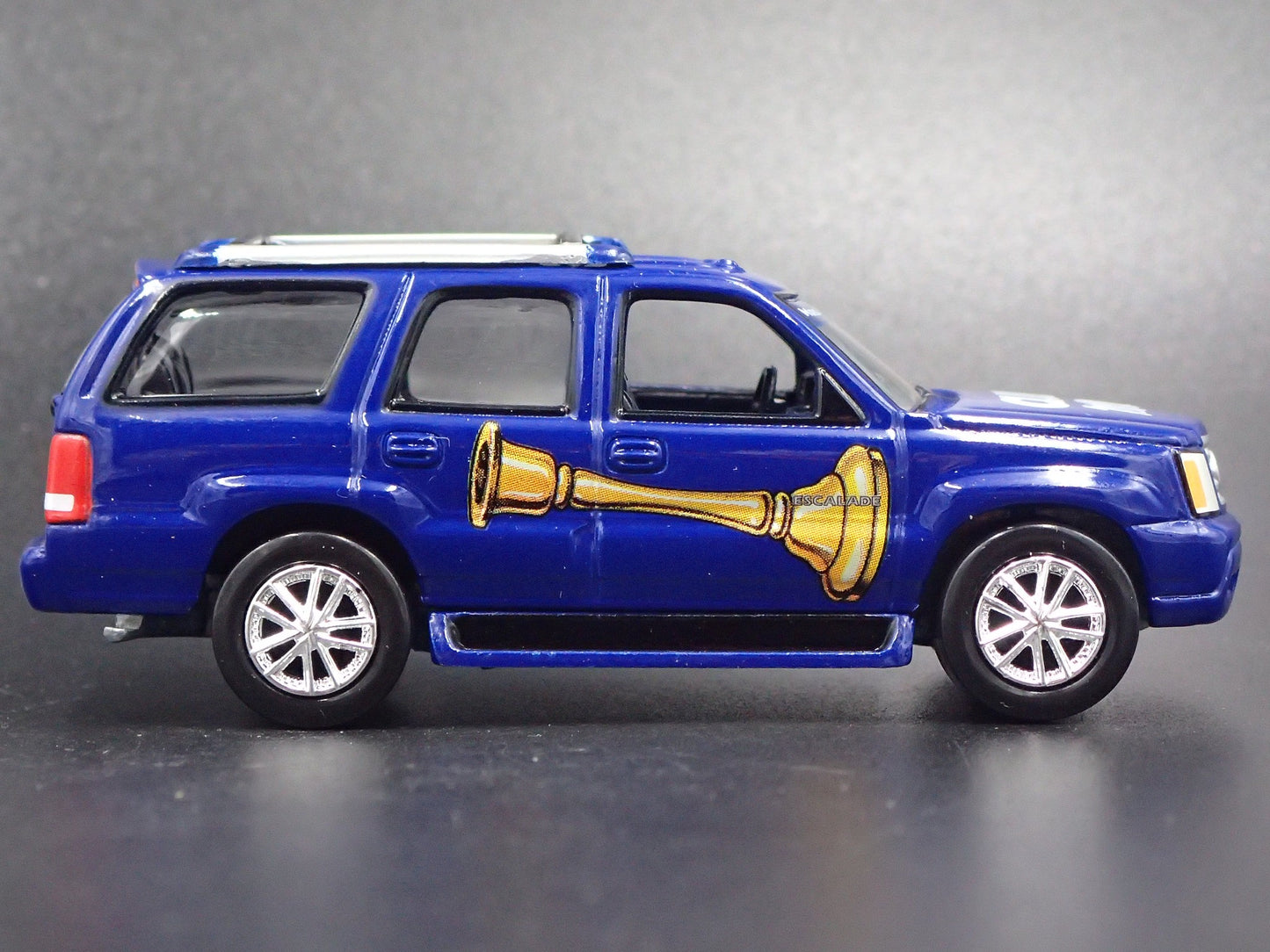 2002-2006 CADILLAC CADDY ESCALADE CLUE GAME 1:64 SCALE DIORAMA DIECAST MODEL CAR