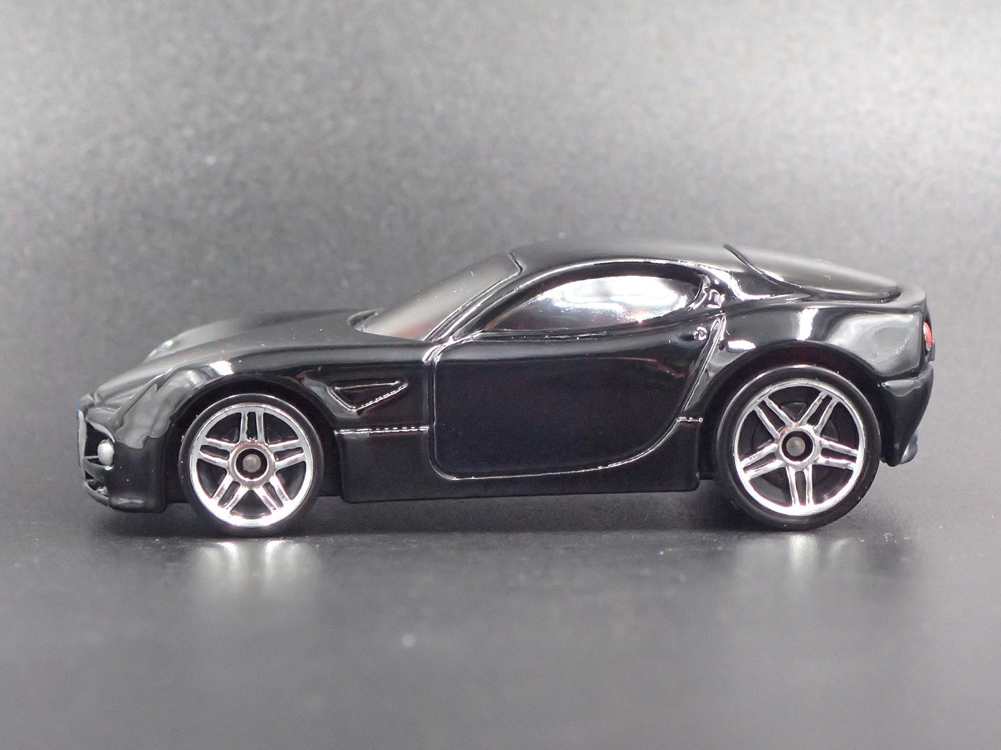 2007-2010 ALFA ROMEO 8C COMPETIZIONE BLACK 1:64 SCALE DIORAMA DIECAST MODEL CAR