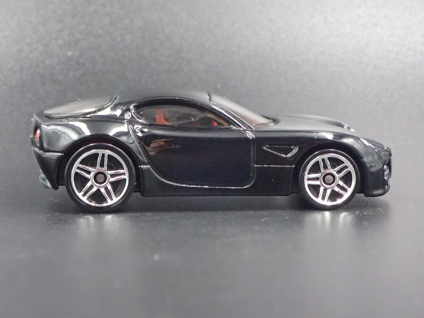 2007-2010 ALFA ROMEO 8C COMPETIZIONE BLACK 1:64 SCALE DIORAMA DIECAST MODEL CAR