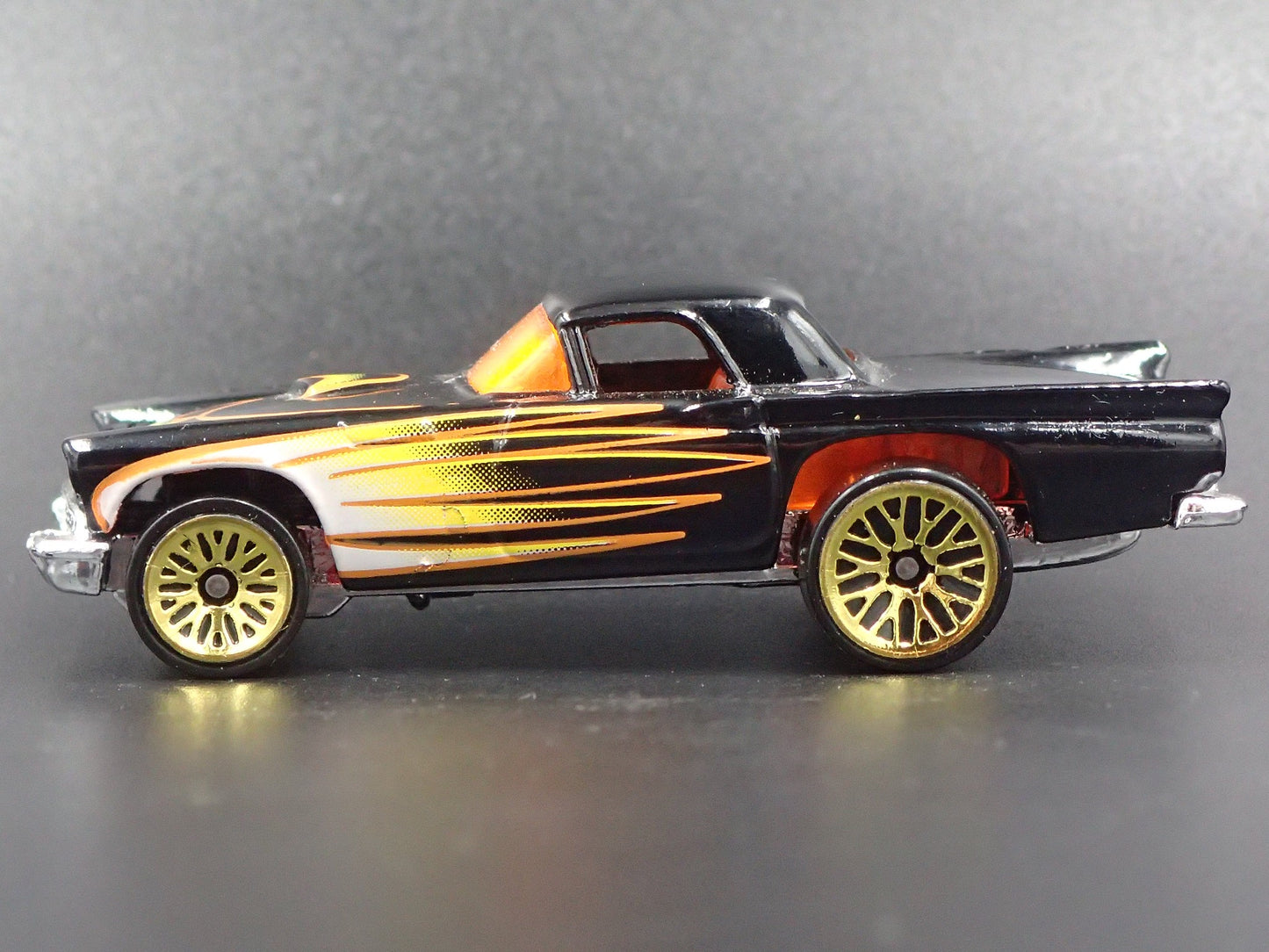 1957 57 FORD THUNDERBIRD TBIRD 1:64 SCALE COLLECTIBLE DIORAMA DIECAST MODEL CAR