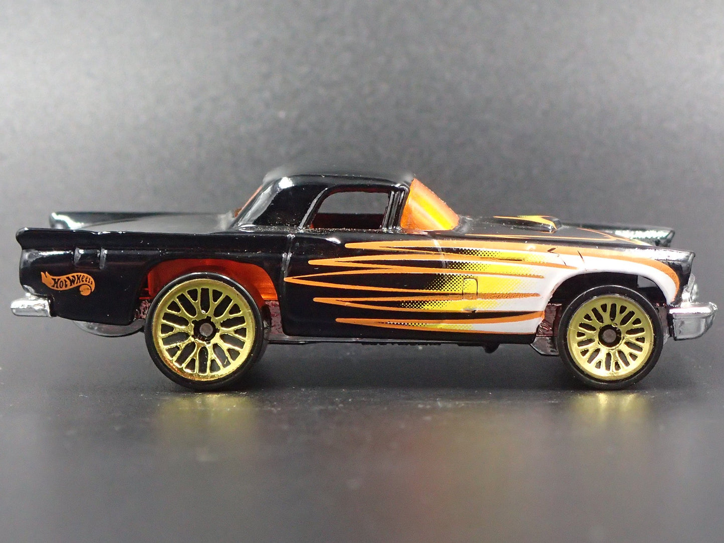 1957 57 FORD THUNDERBIRD TBIRD 1:64 SCALE COLLECTIBLE DIORAMA DIECAST MODEL CAR