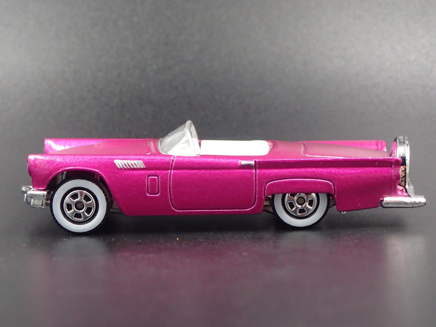 1957 FORD THUNDERBIRD TBIRD CONVERTIBLE 1:64 SCALE DIORAMA DIECAST MODEL CAR