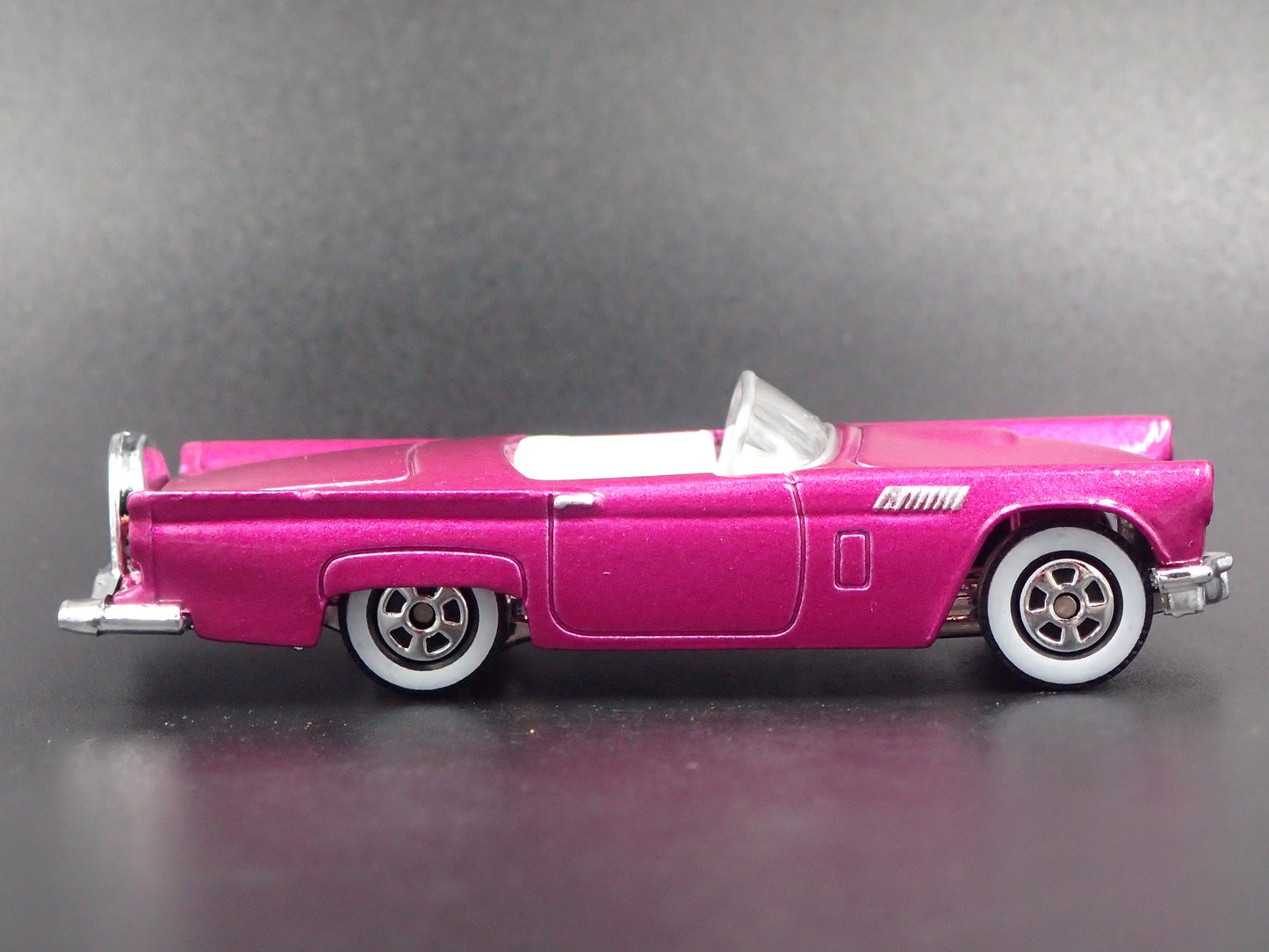 1957 FORD THUNDERBIRD TBIRD CONVERTIBLE 1:64 SCALE DIORAMA DIECAST MODEL CAR