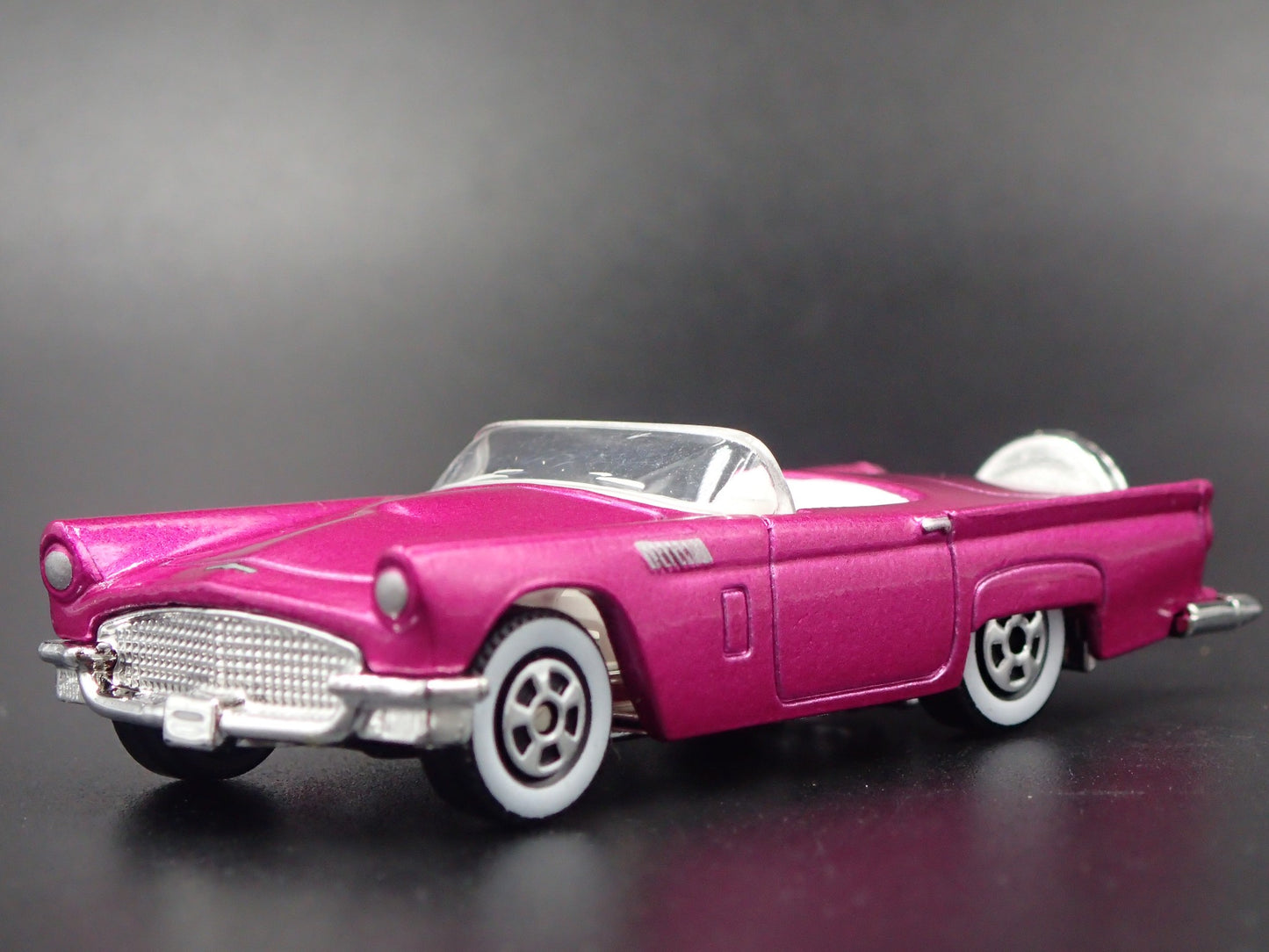 1957 FORD THUNDERBIRD TBIRD CONVERTIBLE 1:64 SCALE DIORAMA DIECAST MODEL CAR