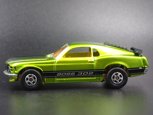 1970 FORD MUSTANG BOSS 302 GREEN 1:64 COLLECTIBLE DIORAMA DIECAST MODEL CAR