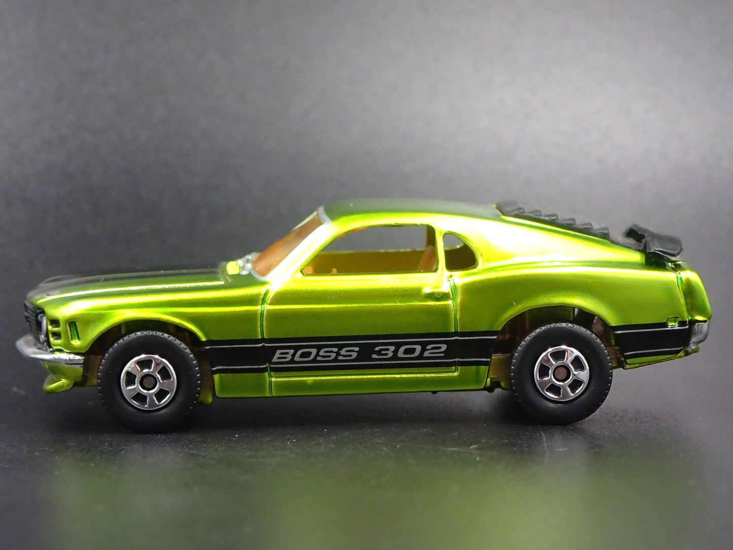 1970 FORD MUSTANG BOSS 302 GREEN 1:64 COLLECTIBLE DIORAMA DIECAST MODEL CAR