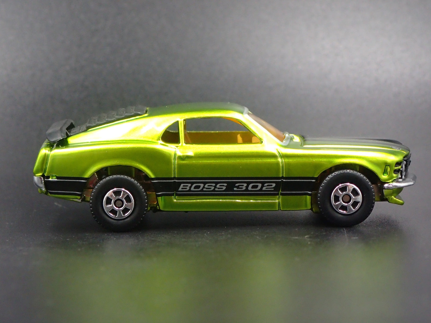 1970 FORD MUSTANG BOSS 302 GREEN 1:64 COLLECTIBLE DIORAMA DIECAST MODEL CAR
