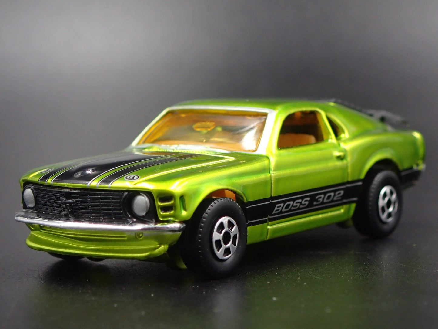 1970 FORD MUSTANG BOSS 302 GREEN 1:64 COLLECTIBLE DIORAMA DIECAST MODEL CAR