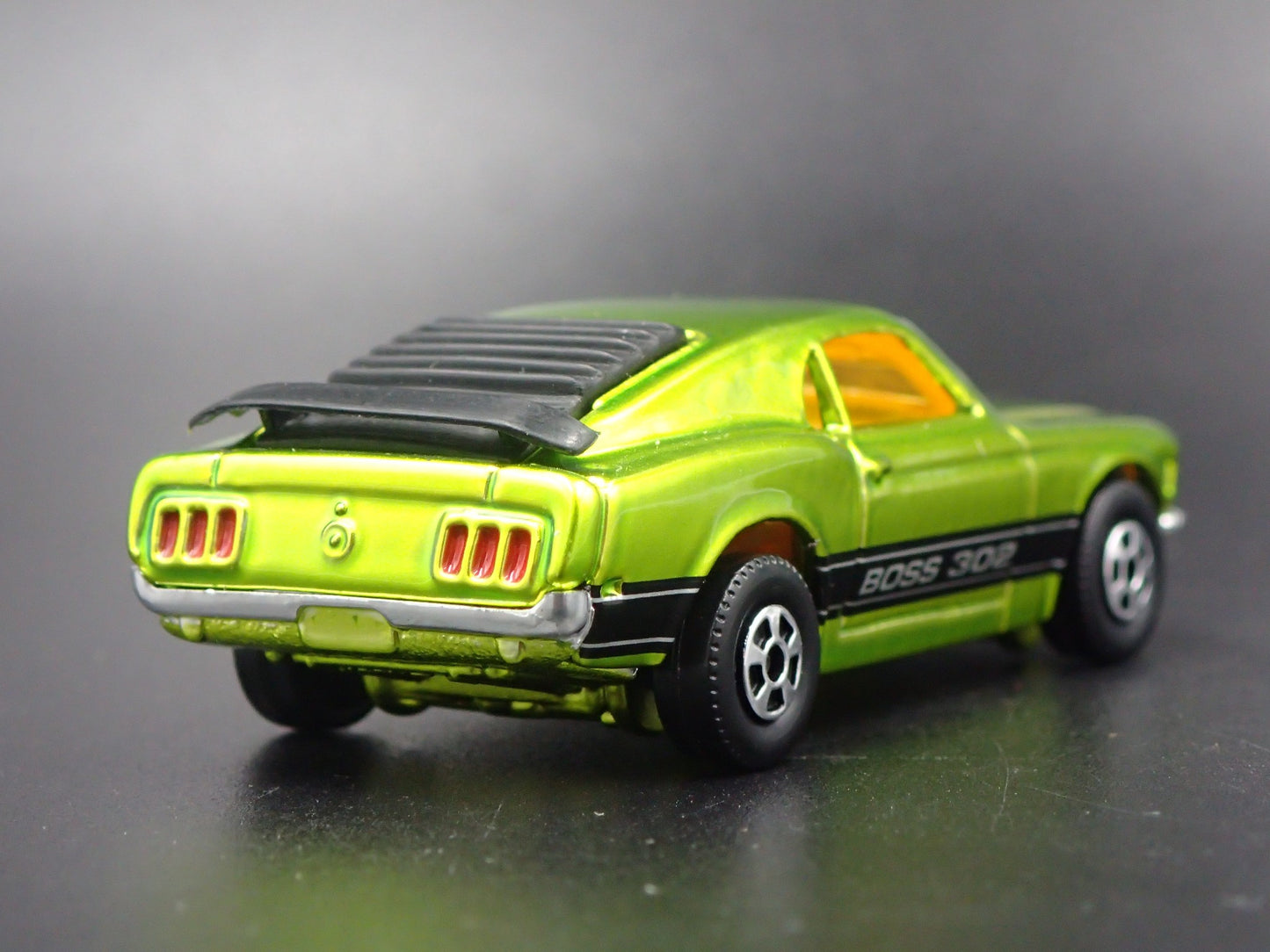 1970 FORD MUSTANG BOSS 302 GREEN 1:64 COLLECTIBLE DIORAMA DIECAST MODEL CAR