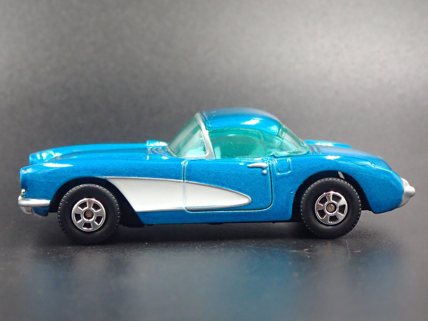 1957 CHEVY CHEVROLET CORVETTE BLUE 1/58 COLLECTIBLE DIORAMA DIECAST MODEL CAR