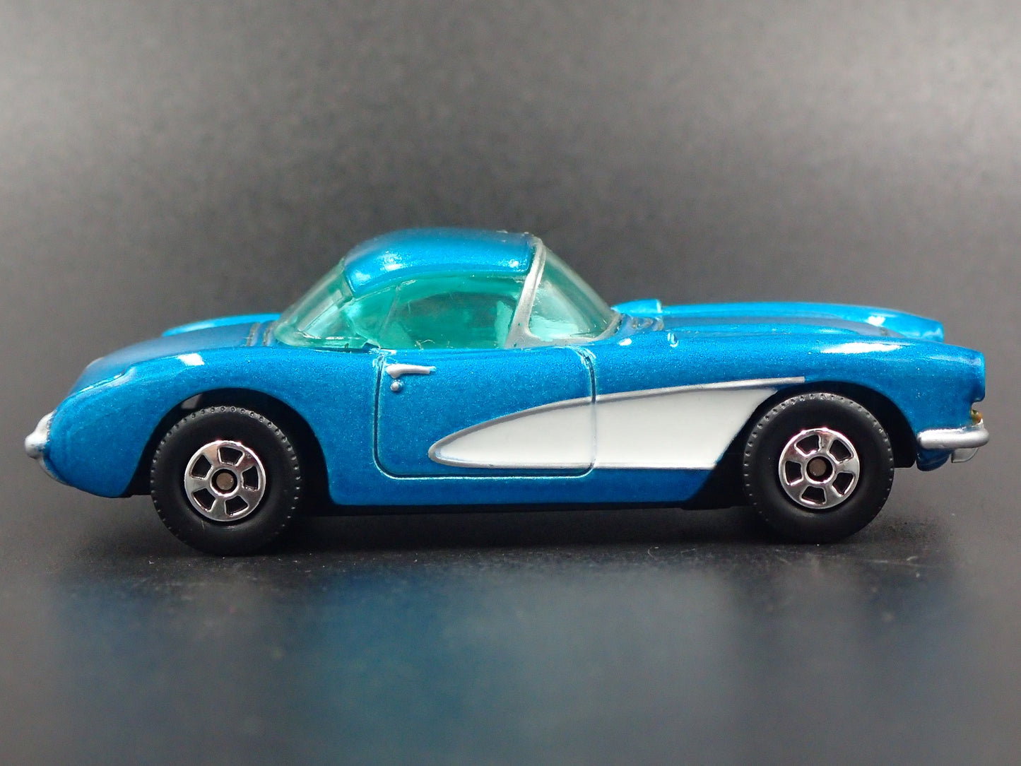 1957 CHEVY CHEVROLET CORVETTE BLUE 1/58 COLLECTIBLE DIORAMA DIECAST MODEL CAR
