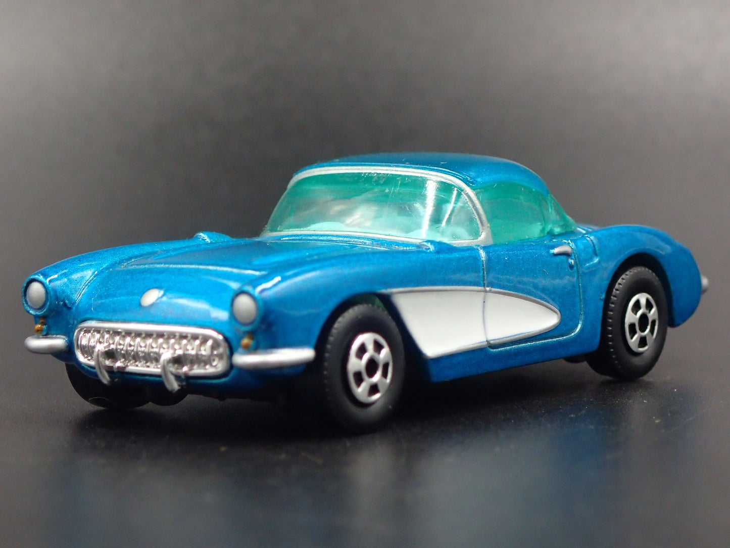 1957 CHEVY CHEVROLET CORVETTE BLUE 1/58 COLLECTIBLE DIORAMA DIECAST MODEL CAR