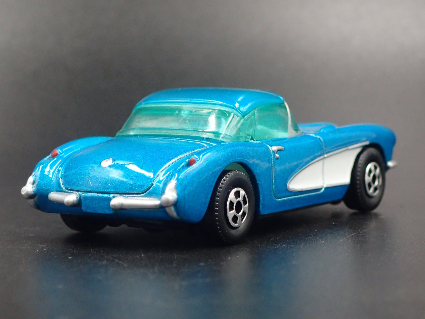 1957 CHEVY CHEVROLET CORVETTE BLUE 1/58 COLLECTIBLE DIORAMA DIECAST MODEL CAR