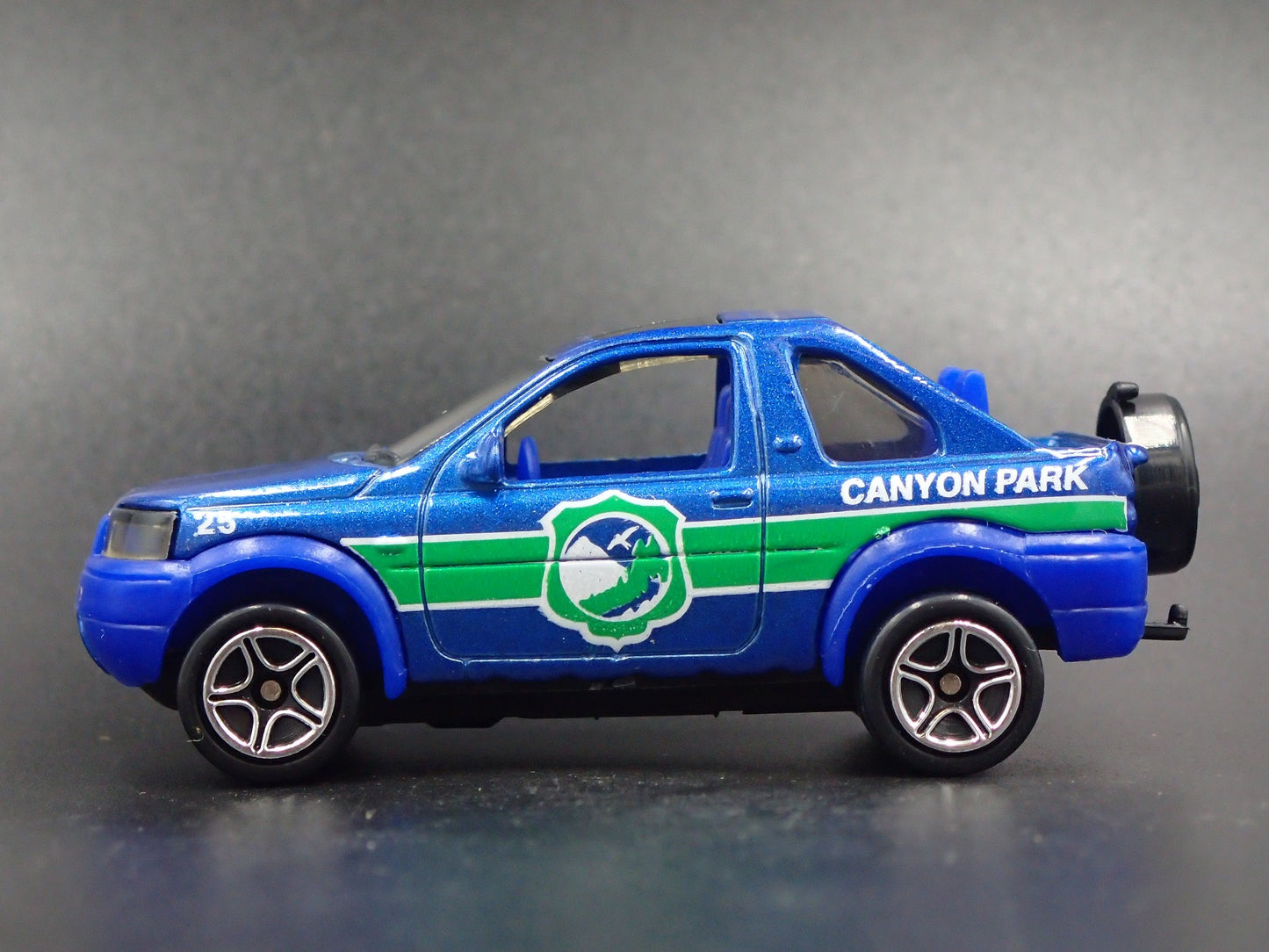 1997-2006 LAND ROVER FREELANDER CANYON PARK 1/64 SCALE DIORAMA DIECAST MODEL CAR