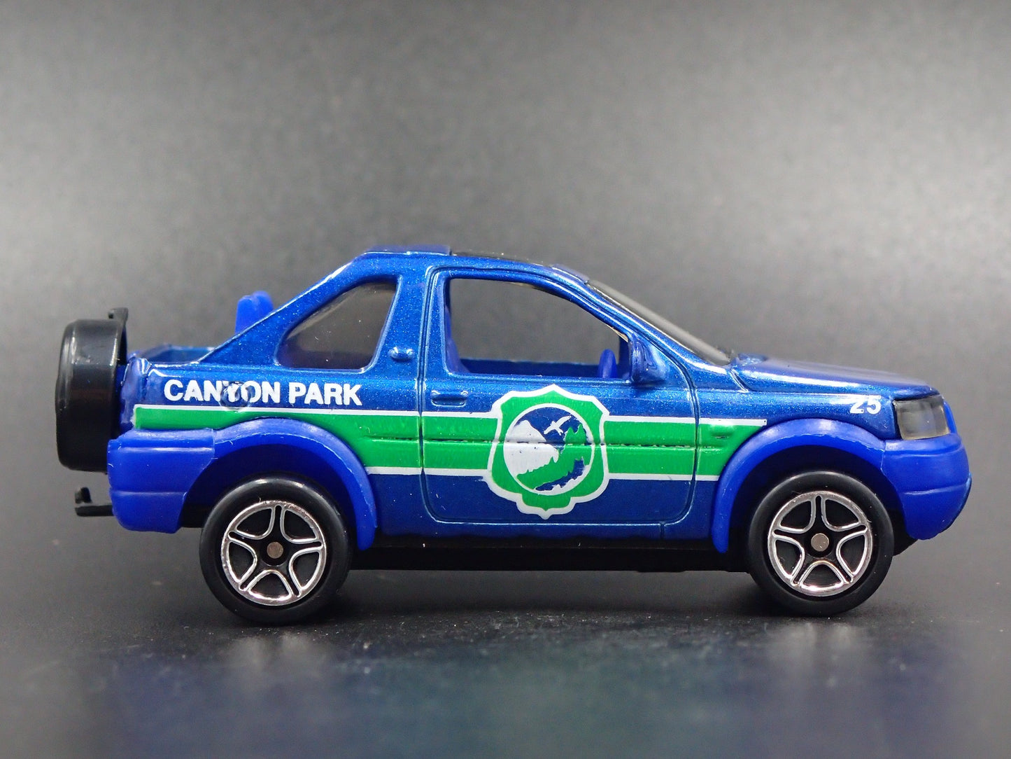 1997-2006 LAND ROVER FREELANDER CANYON PARK 1/64 SCALE DIORAMA DIECAST MODEL CAR