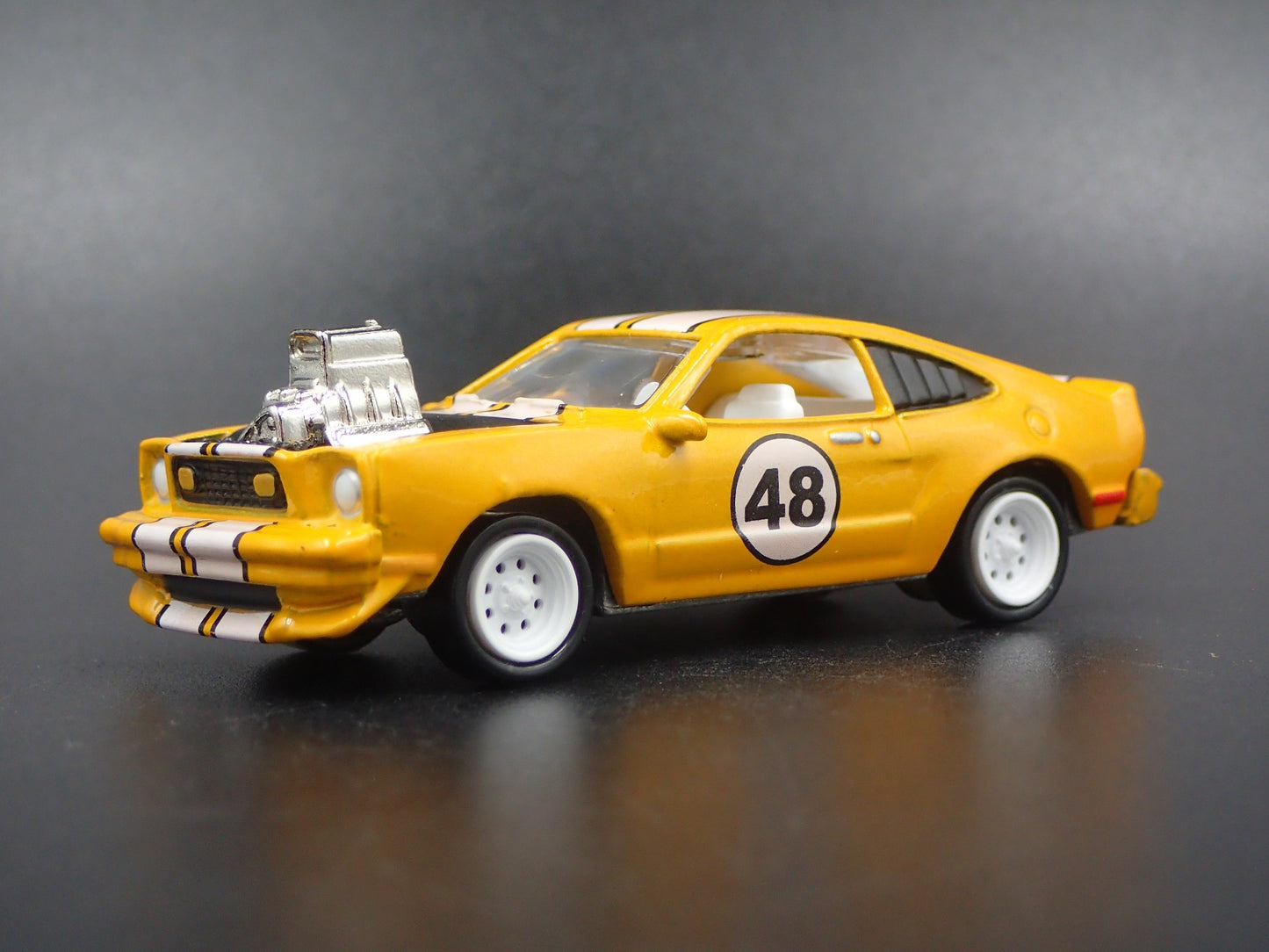 1976 76 FORD MUSTANG II COBRA ll ORANGE 1:64 SCALE DIORAMA DIECAST MODEL CAR