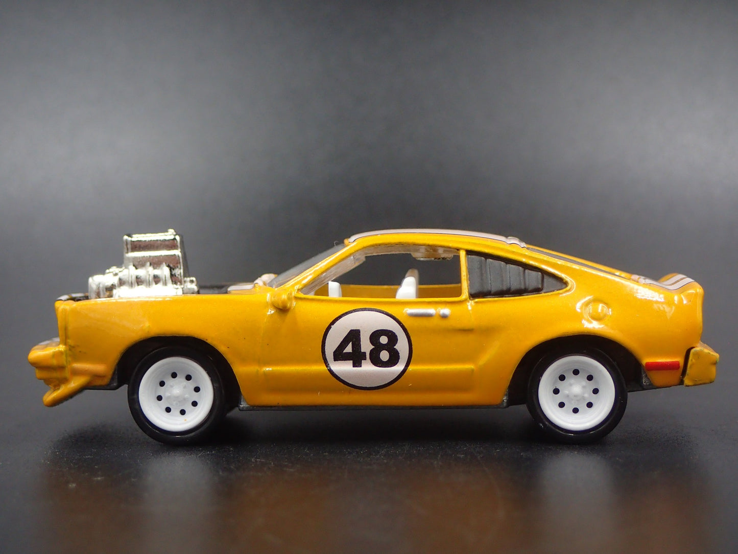 1976 76 FORD MUSTANG II COBRA ll ORANGE 1:64 SCALE DIORAMA DIECAST MODEL CAR