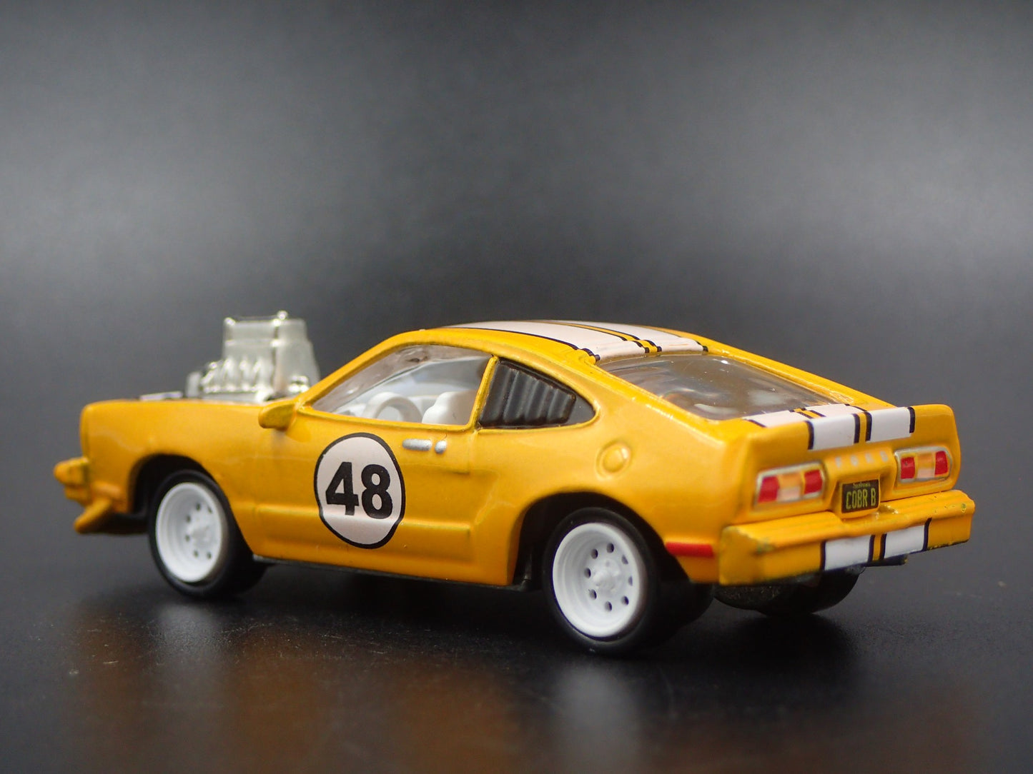 1976 76 FORD MUSTANG II COBRA ll ORANGE 1:64 SCALE DIORAMA DIECAST MODEL CAR