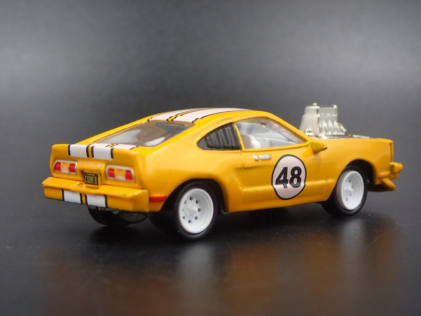 1976 76 FORD MUSTANG II COBRA ll ORANGE 1:64 SCALE DIORAMA DIECAST MODEL CAR