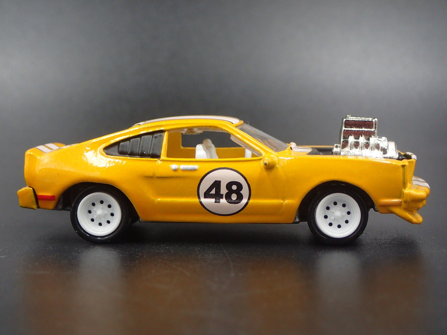 1976 76 FORD MUSTANG II COBRA ll ORANGE 1:64 SCALE DIORAMA DIECAST MODEL CAR