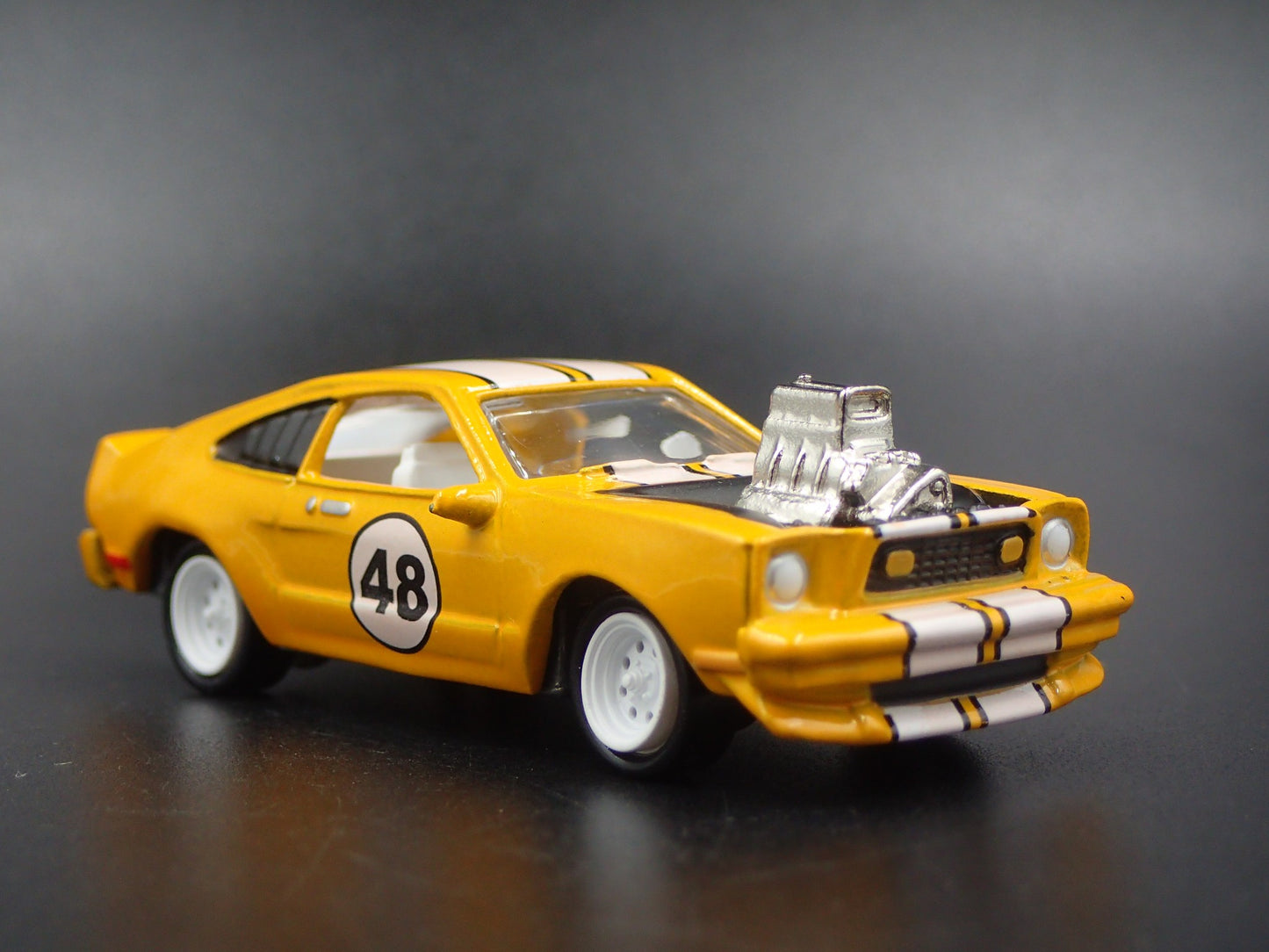 1976 76 FORD MUSTANG II COBRA ll ORANGE 1:64 SCALE DIORAMA DIECAST MODEL CAR