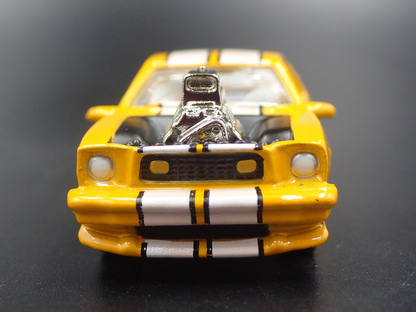 1976 76 FORD MUSTANG II COBRA ll ORANGE 1:64 SCALE DIORAMA DIECAST MODEL CAR