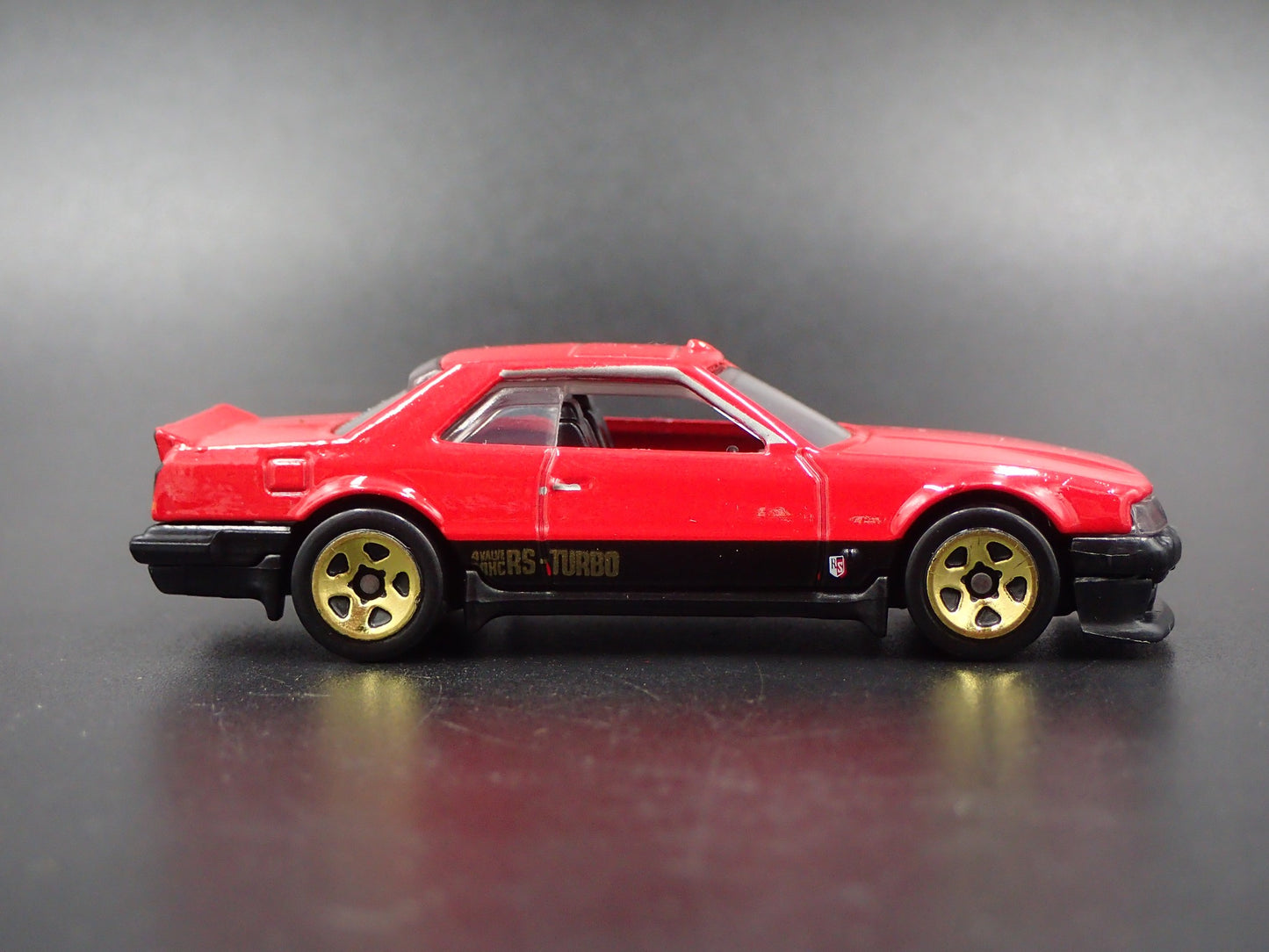 1981-1985 NISSAN SKYLINE R30 1:64 SCALE COLLECTIBLE DIORAMA DIECAST MODEL CAR