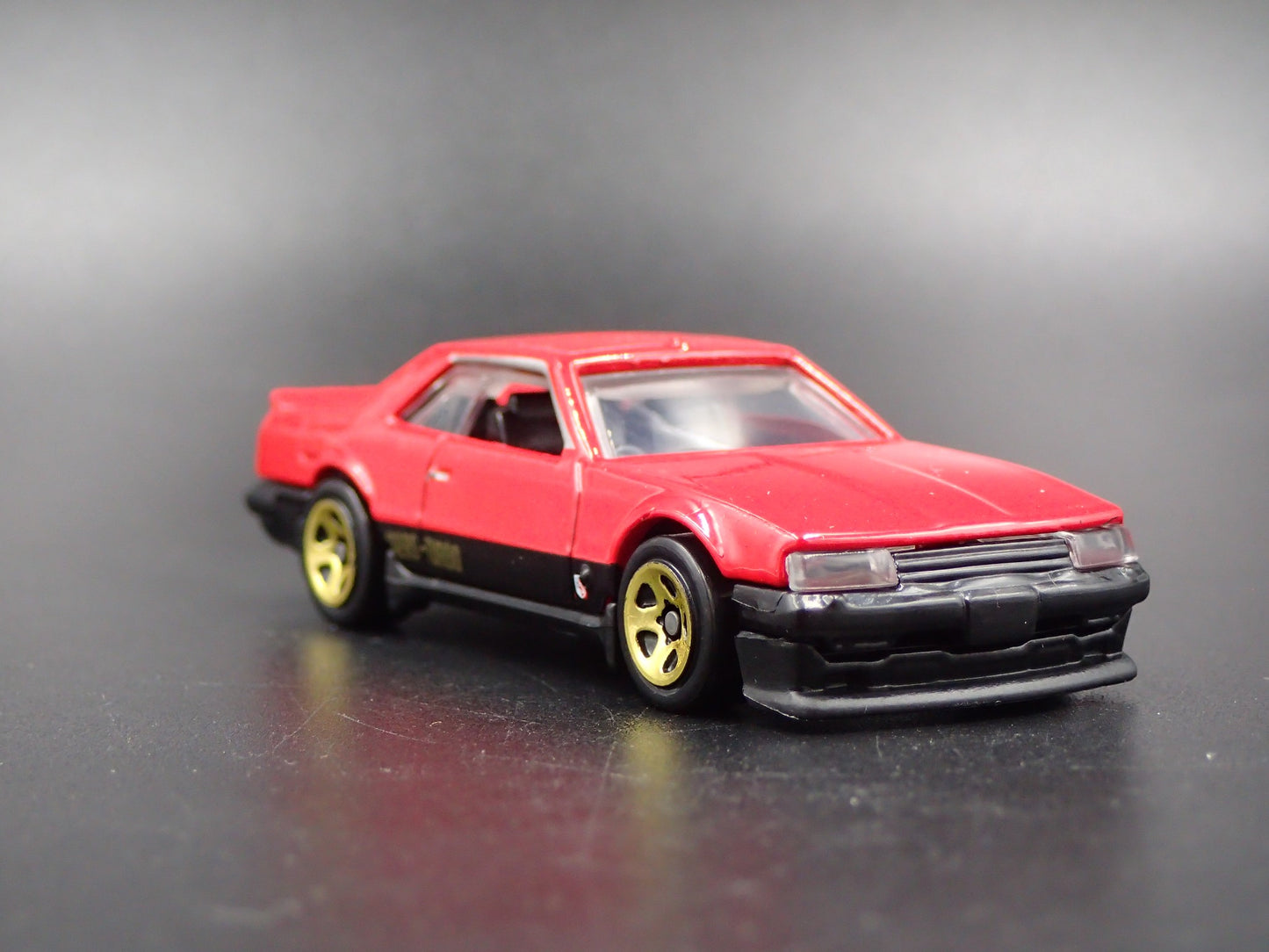 1981-1985 NISSAN SKYLINE R30 1:64 SCALE COLLECTIBLE DIORAMA DIECAST MODEL CAR