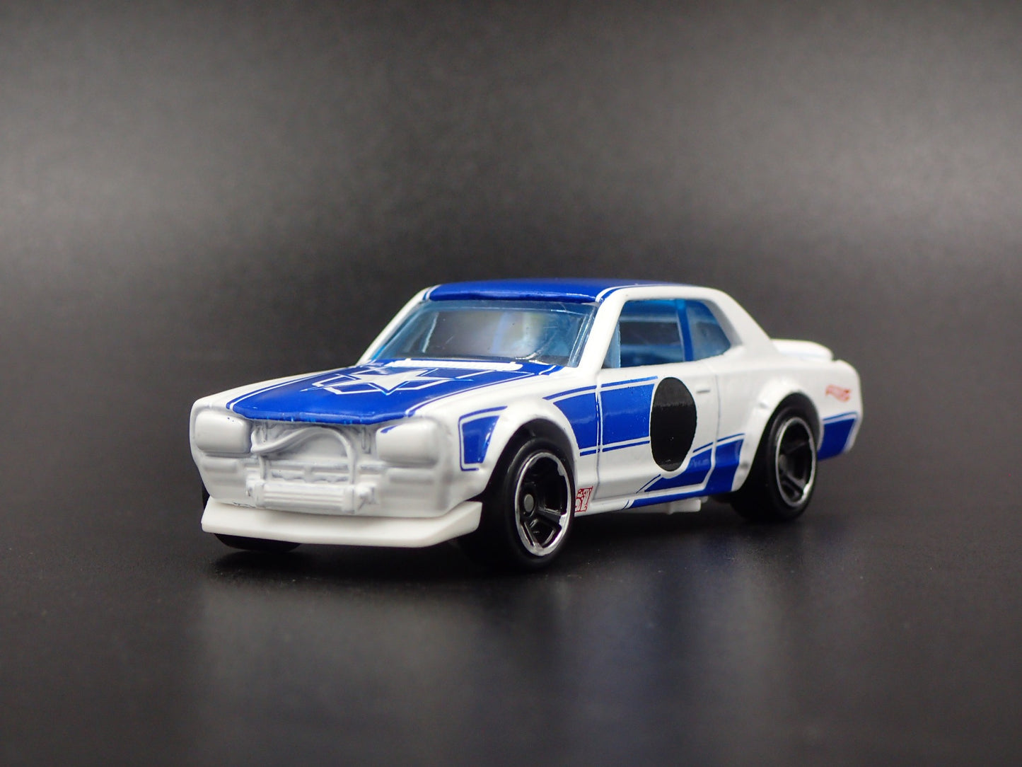 1968-1972 NISSAN SKYLINE 2000 GTX WHITE 1:64 SCALE DIORAMA DIECAST MODEL CAR