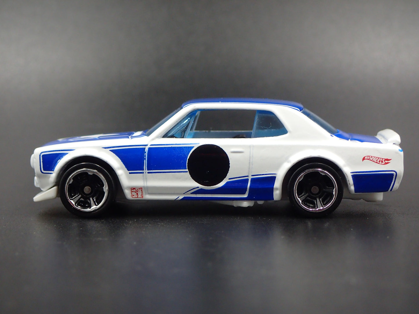 1968-1972 NISSAN SKYLINE 2000 GTX WHITE 1:64 SCALE DIORAMA DIECAST MODEL CAR