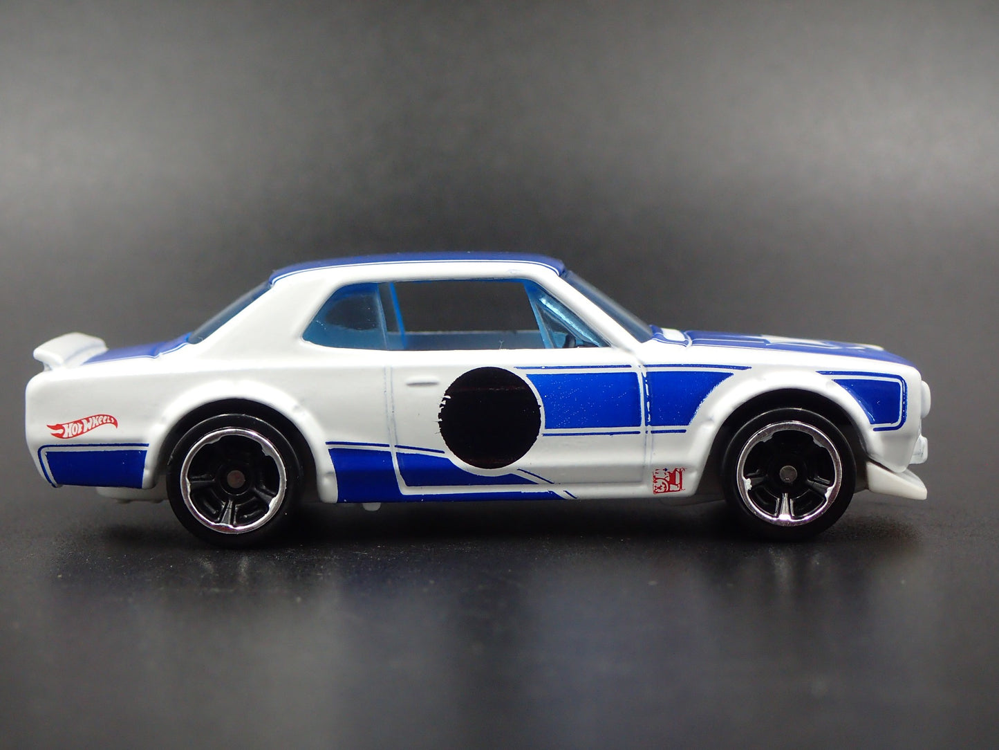 1968-1972 NISSAN SKYLINE 2000 GTX WHITE 1:64 SCALE DIORAMA DIECAST MODEL CAR