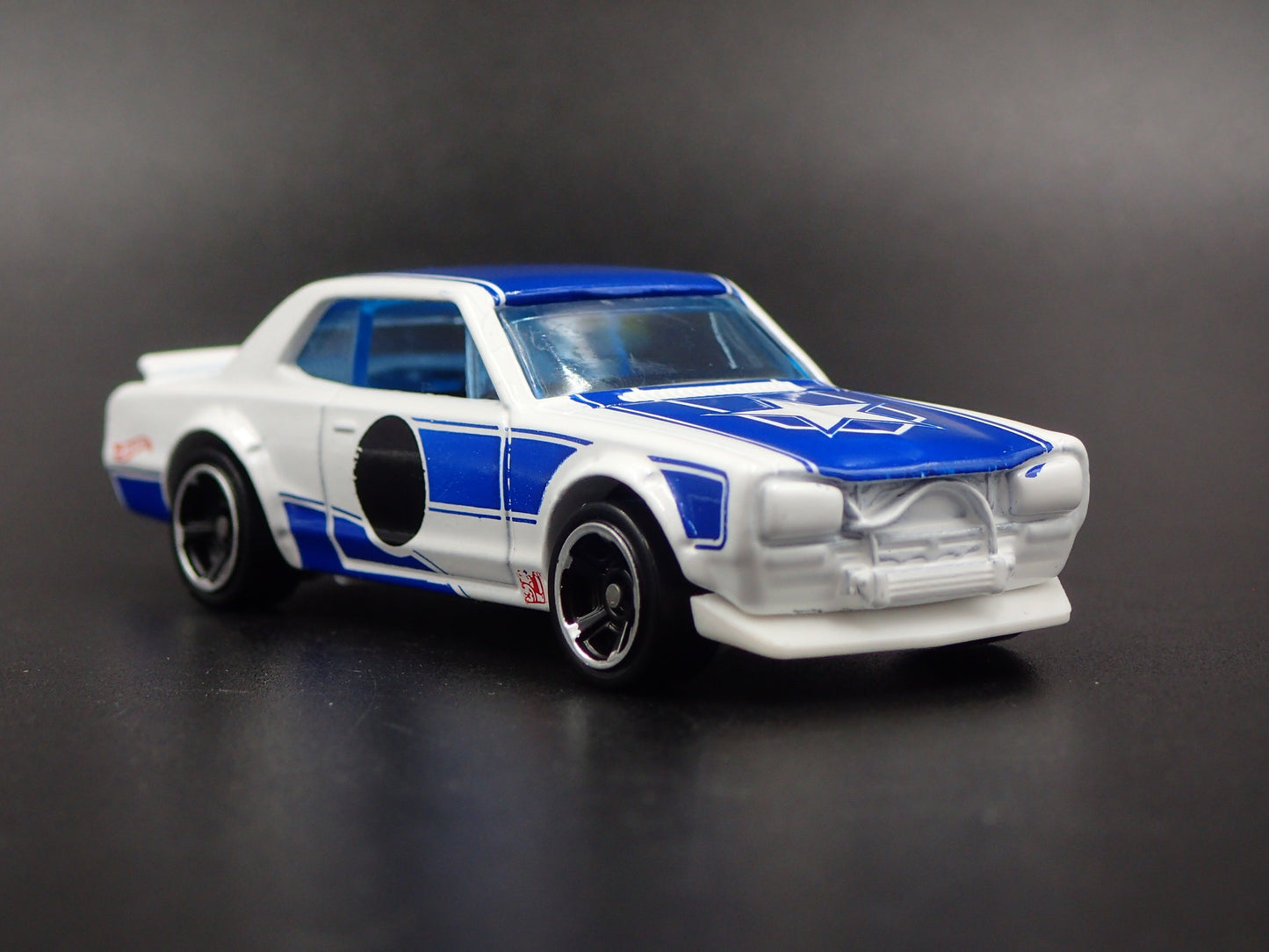 1968-1972 NISSAN SKYLINE 2000 GTX WHITE 1:64 SCALE DIORAMA DIECAST MODEL CAR