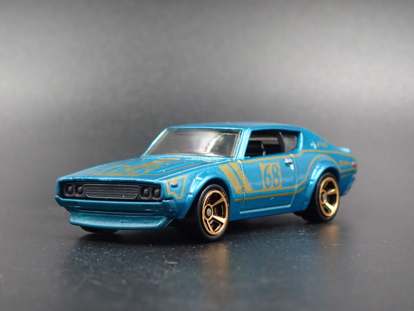 1972-1973 NISSAN SKYLINE 2000 GTR GREEN 1:64 SCALE DIORAMA DIECAST MODEL CAR