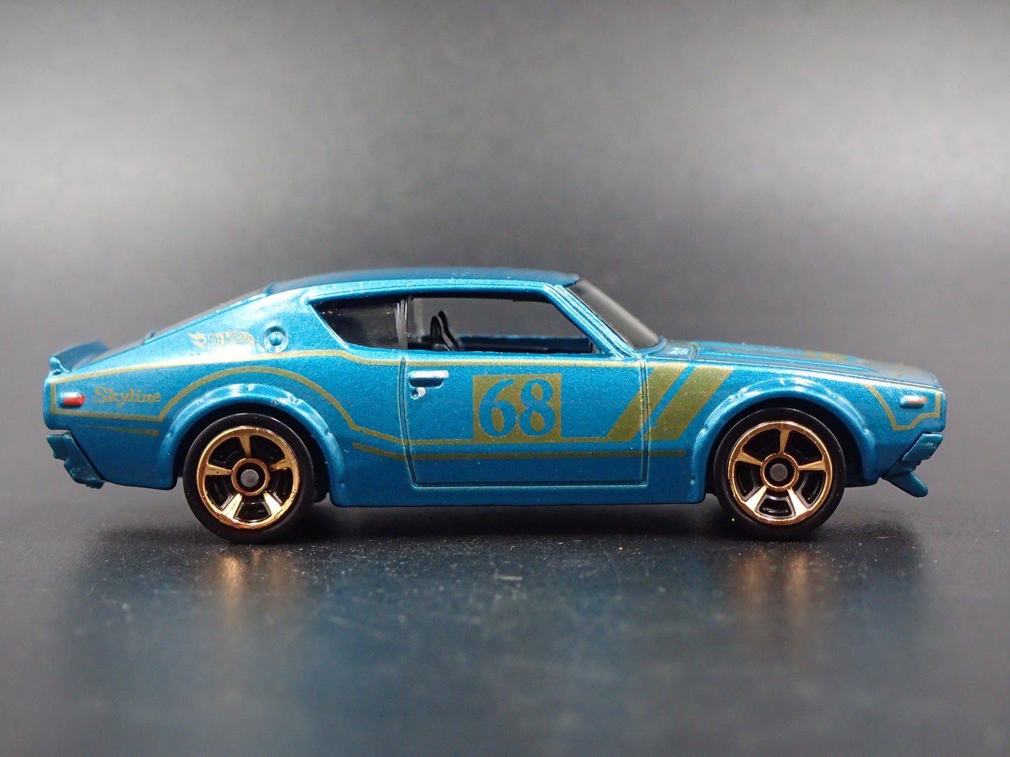 1972-1973 NISSAN SKYLINE 2000 GTR GREEN 1:64 SCALE DIORAMA DIECAST MODEL CAR