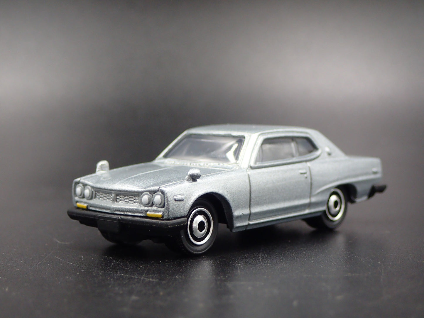 1968-1972 NISSAN SKYLINE 2000 GTX SILVER 1:64 SCALE DIORAMA DIECAST MODEL CAR