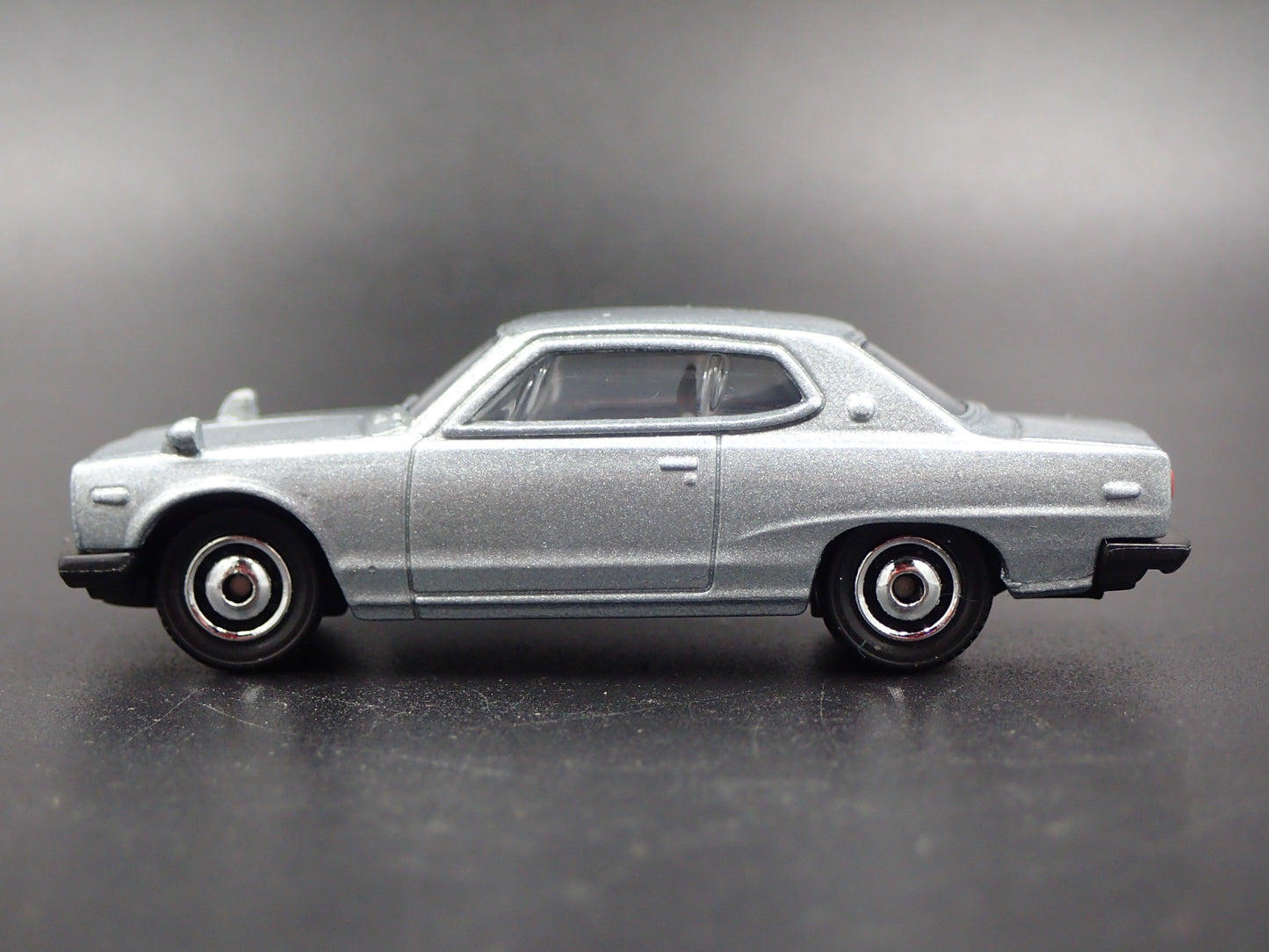 1968-1972 NISSAN SKYLINE 2000 GTX SILVER 1:64 SCALE DIORAMA DIECAST MODEL CAR