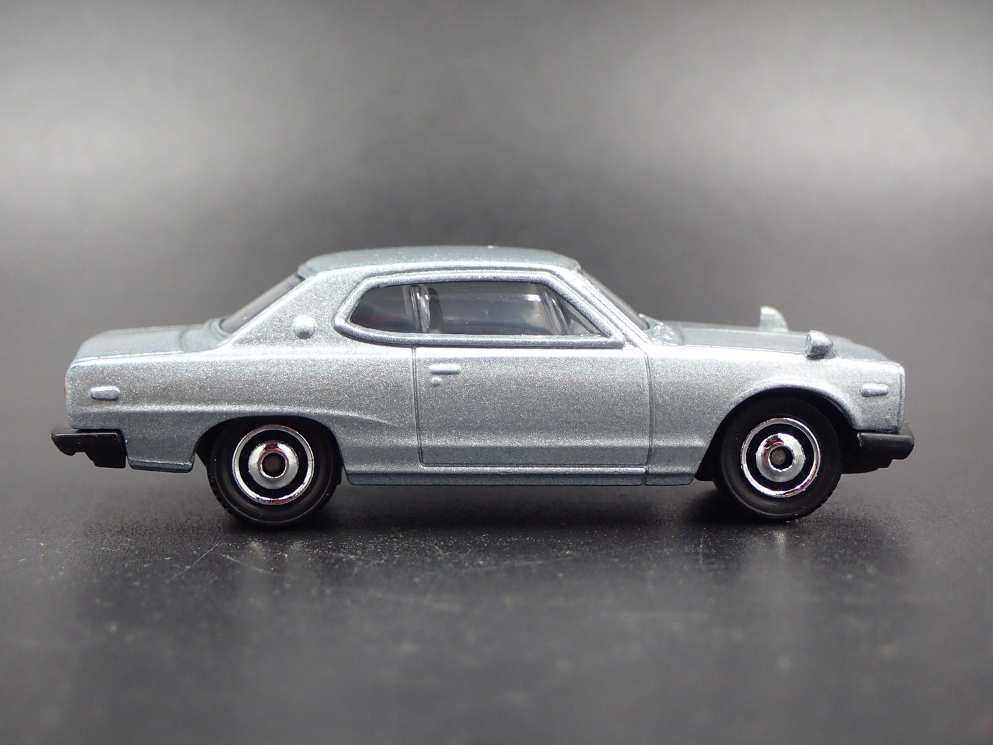1968-1972 NISSAN SKYLINE 2000 GTX SILVER 1:64 SCALE DIORAMA DIECAST MODEL CAR