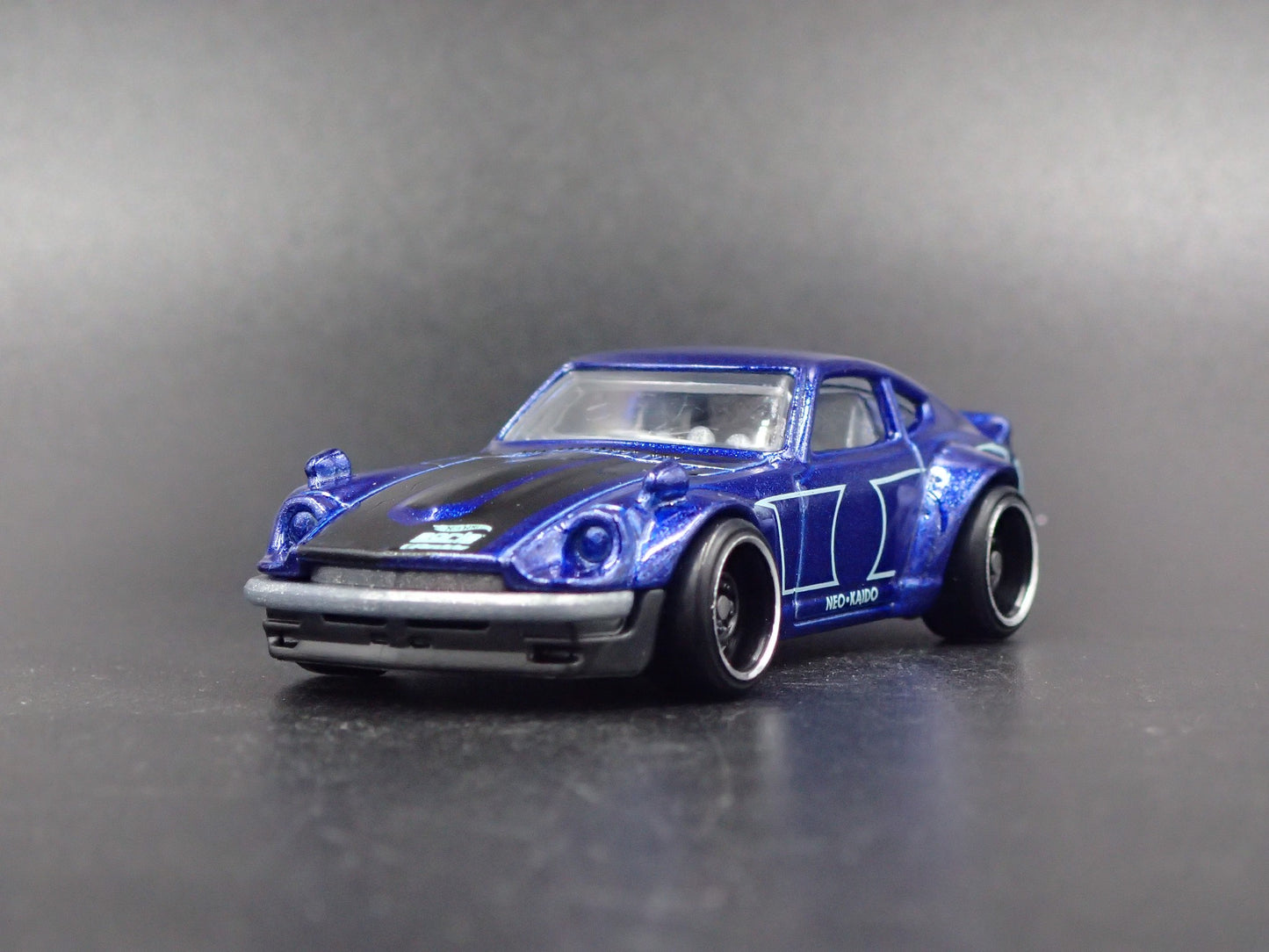 1970-1973 DATSUN 240Z JDM BLUE 1:64 SCALE COLLECTIBLE DIORAMA DIECAST MODEL CAR