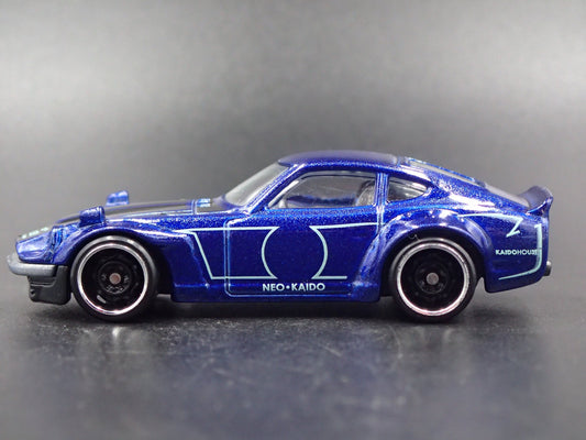 1970-1973 DATSUN 240Z JDM BLUE 1:64 SCALE COLLECTIBLE DIORAMA DIECAST MODEL CAR