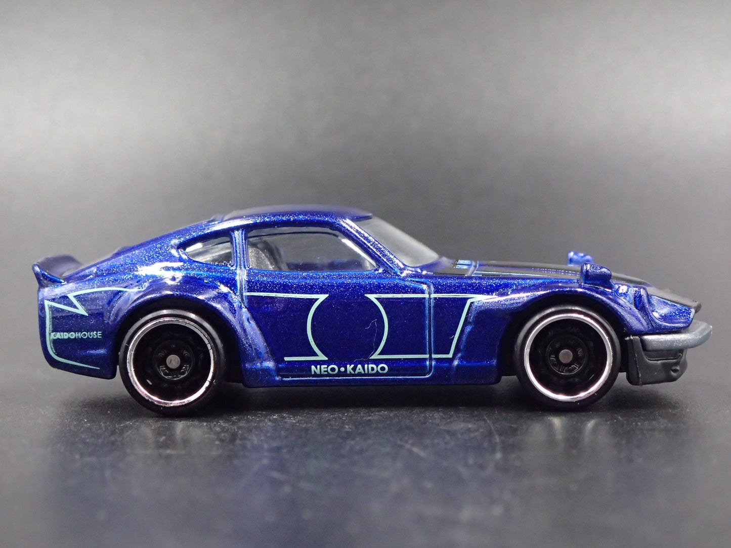 1970-1973 DATSUN 240Z JDM BLUE 1:64 SCALE COLLECTIBLE DIORAMA DIECAST MODEL CAR