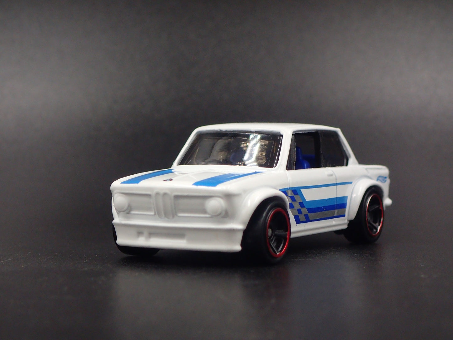 1966-1977 BMW 2002 WHITE 1:64 SCALE COLLECTIBLE DIORAMA DIECAST MODEL CAR