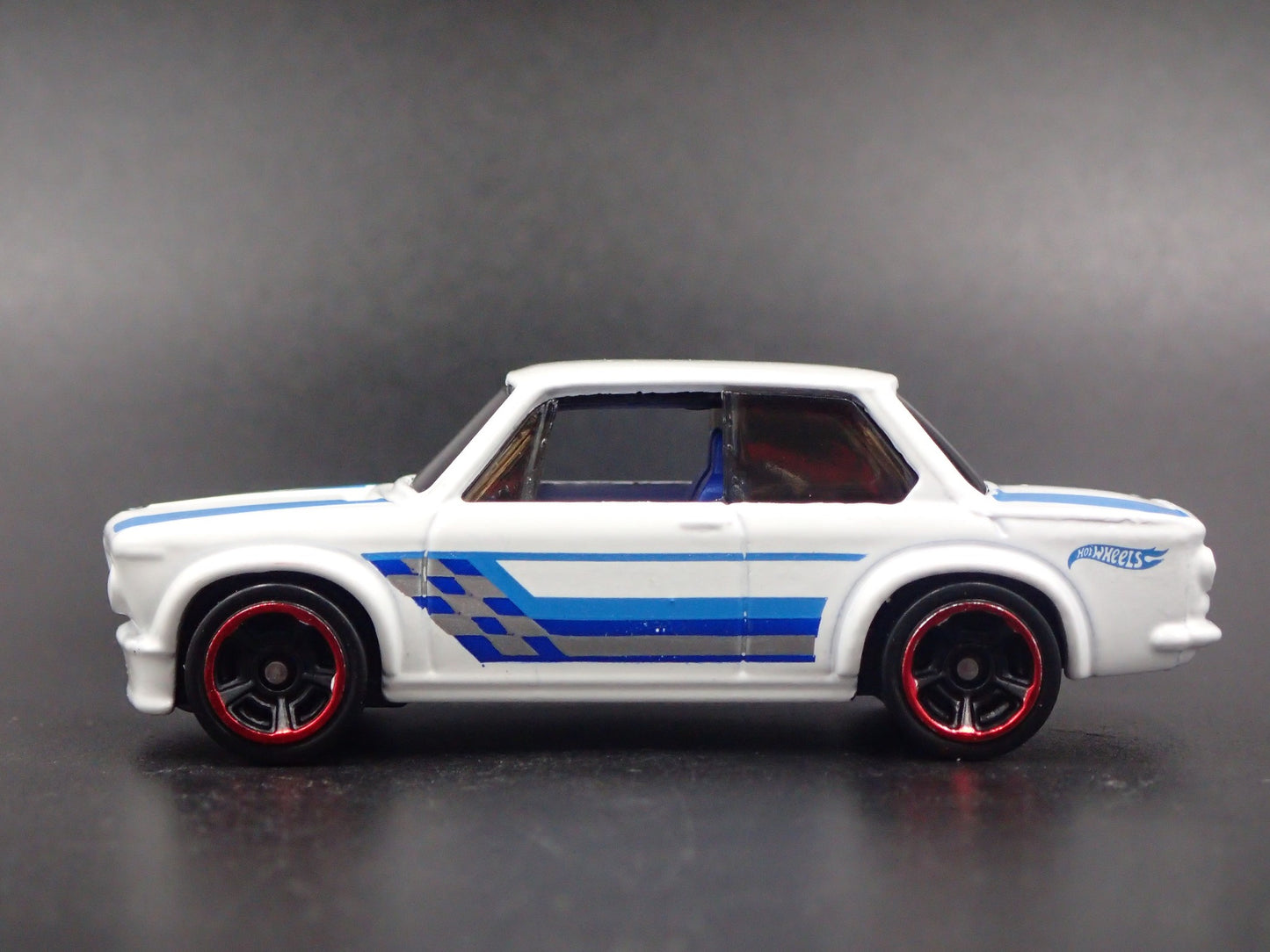 1966-1977 BMW 2002 WHITE 1:64 SCALE COLLECTIBLE DIORAMA DIECAST MODEL CAR