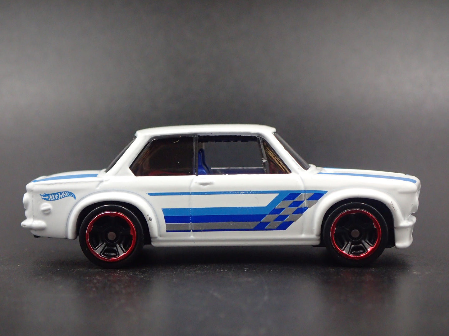 1966-1977 BMW 2002 WHITE 1:64 SCALE COLLECTIBLE DIORAMA DIECAST MODEL CAR