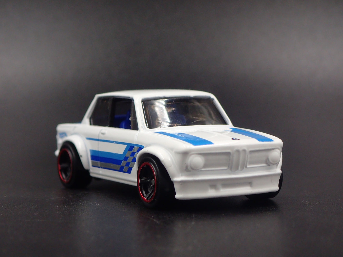 1966-1977 BMW 2002 WHITE 1:64 SCALE COLLECTIBLE DIORAMA DIECAST MODEL CAR