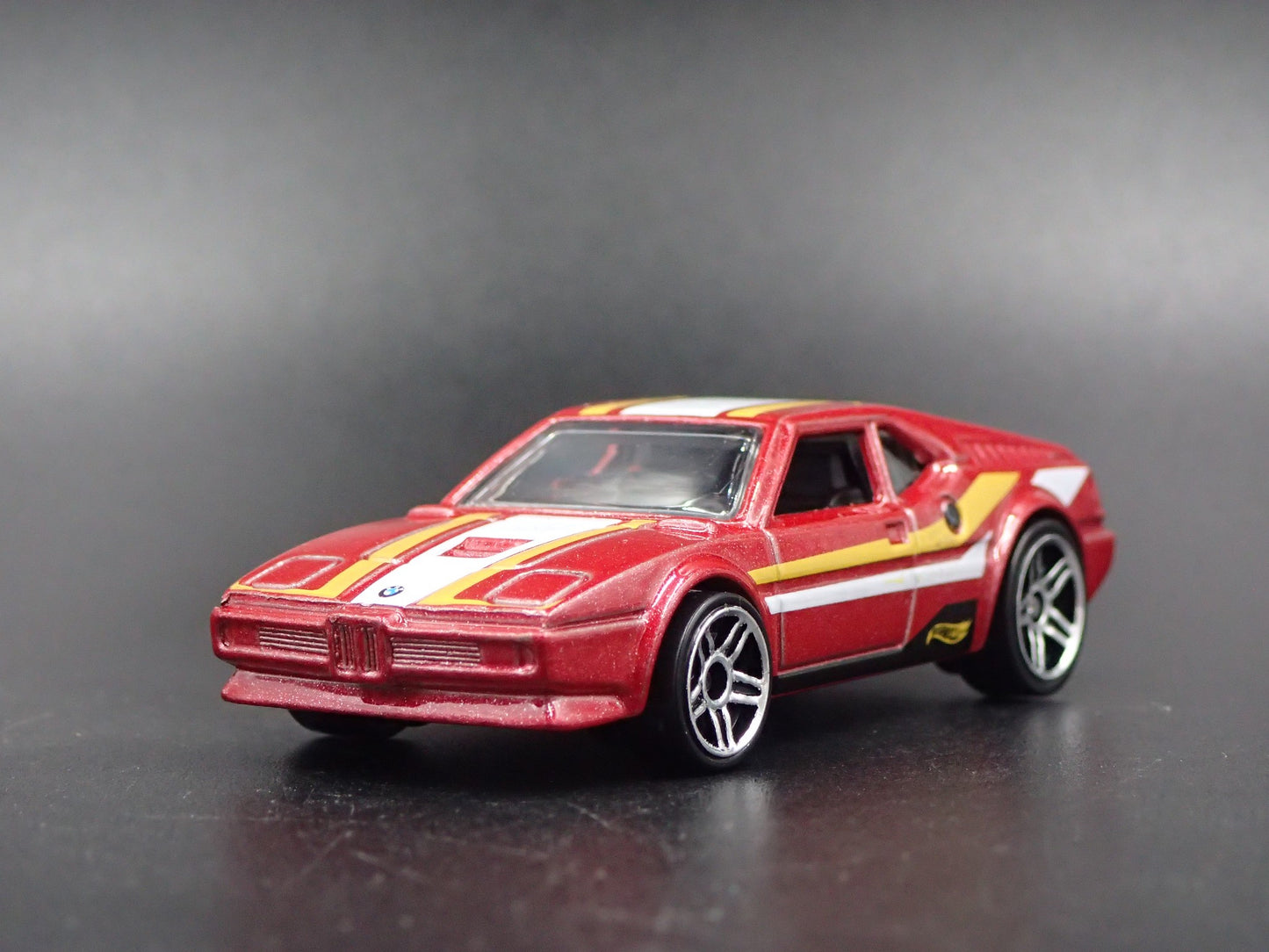 1978-1981 BMW M1 SUPER CAR RED 1:64 SCALE COLLECTIBLE DIORAMA DIECAST MODEL CAR