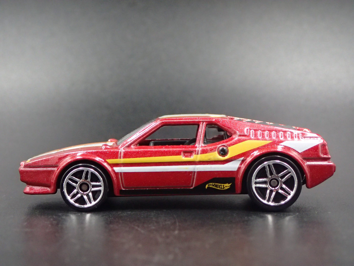 1978-1981 BMW M1 SUPER CAR RED 1:64 SCALE COLLECTIBLE DIORAMA DIECAST MODEL CAR